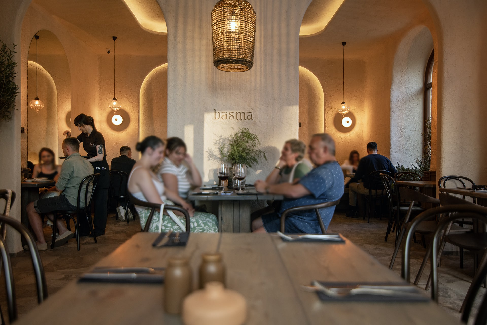 Eleganckie wnętrze restauracji Basma z ciepłymi beżowymi tonami i tradycyjną architekturą bliskowschodnią