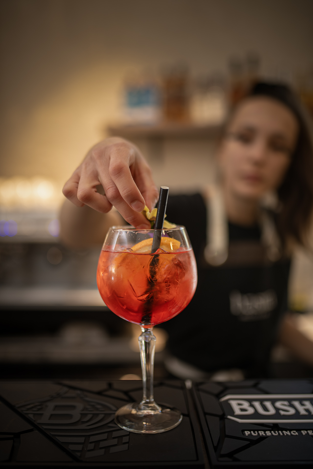 Ekspert barman przygotowujący autorskie koktajle