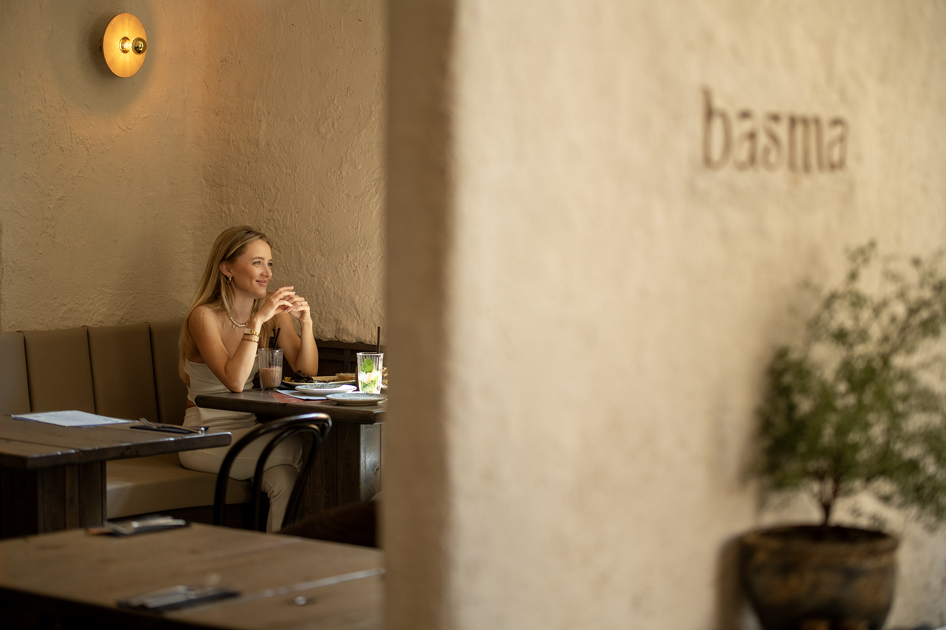 Elegancka atmosfera jadalni w restauracji Basma