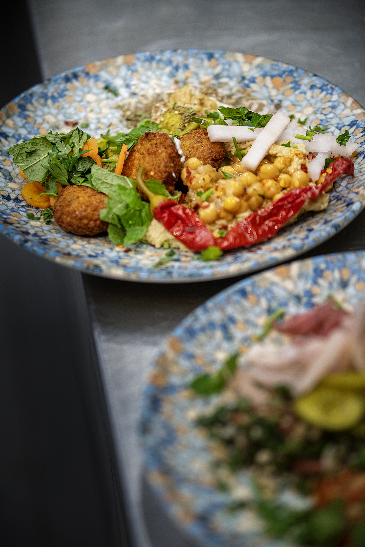 Tradycyjny talerz mezze z autentycznymi bliskowschodnimi potrawami